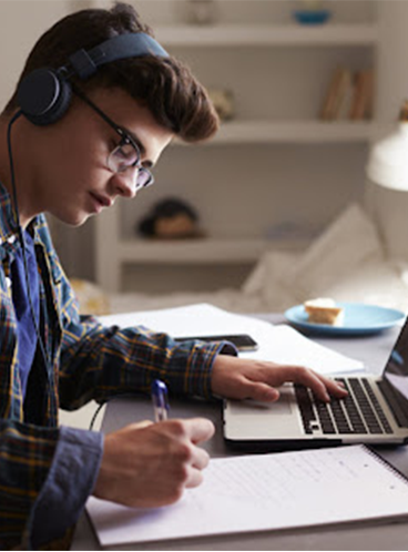 Étudiant installé dans son appartement meublé tout inclus à Québec